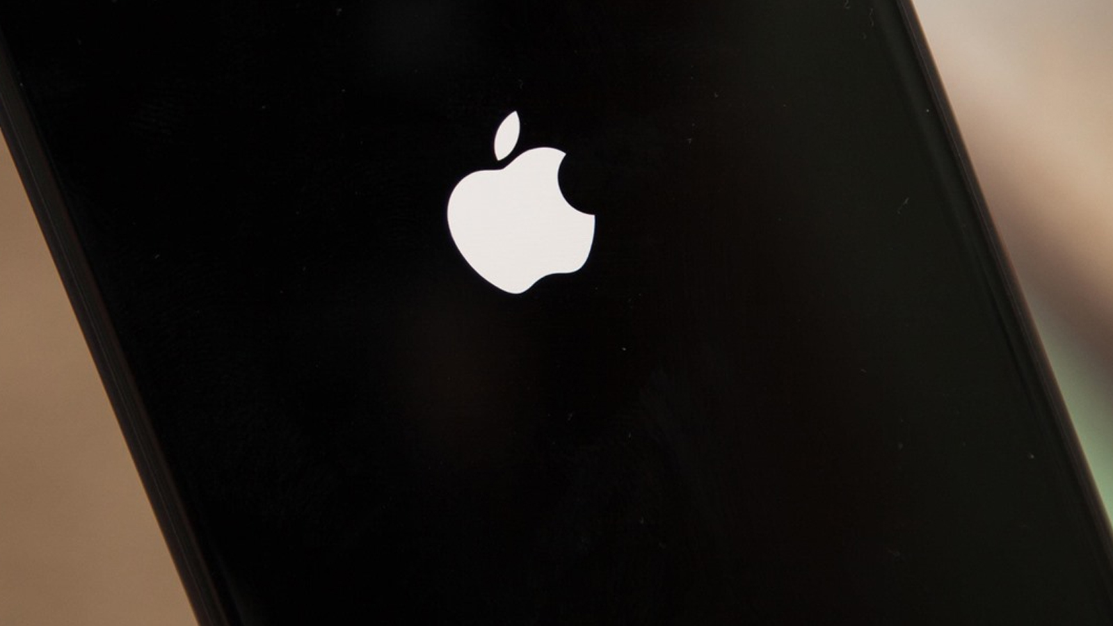 Ошибка загрузки айфон. Экран загрузки айфон. Черная загрузка айфон. Apple яблоко при запуске устройства. Экран загрузки айфон фото.