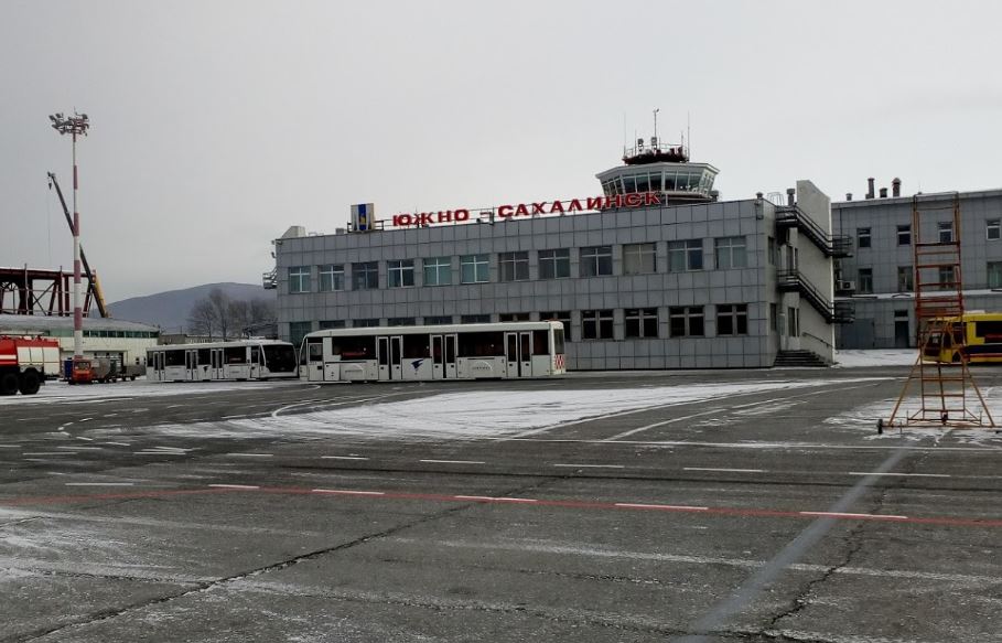 Аэропорт южно сахалинск. Южно-Сахалинский аэропорт в Хомутово. Аэропорт Хомутово Южно-Сахалинск. Гостиница Южно-Сахалинск аэропорт Хомутово. Старый аэропорт Южно-Сахалинск.