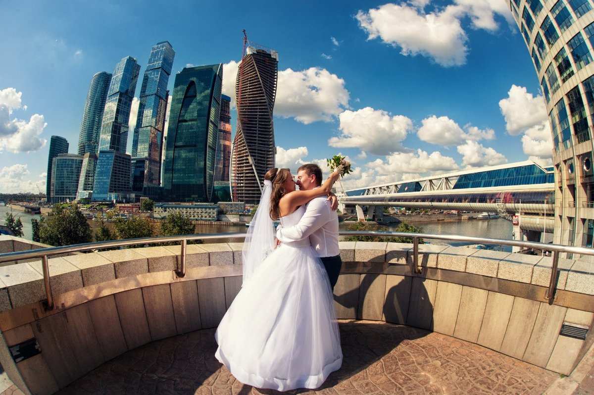 Где рядом фотографии. Мост Багратион в Москве свадьба. Набережная Тараса Шевченко смотровая площадка свадьба. Смотровая площадка Москва Сити Багратион. Свадьба в Москва Сити.