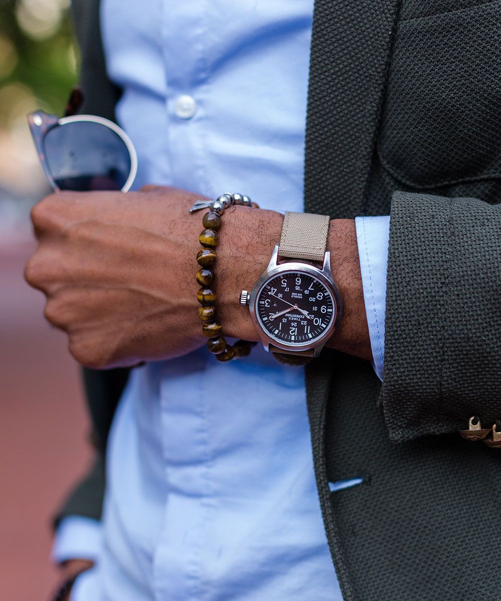 Мужские часы на руке с браслетами