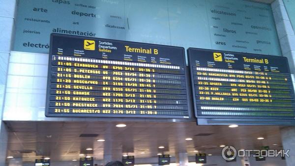 Аэропорт барселона вылеты. Международный аэропорт Барселона España. Барселона фото табло. Конь в аэропорту Барселоны.
