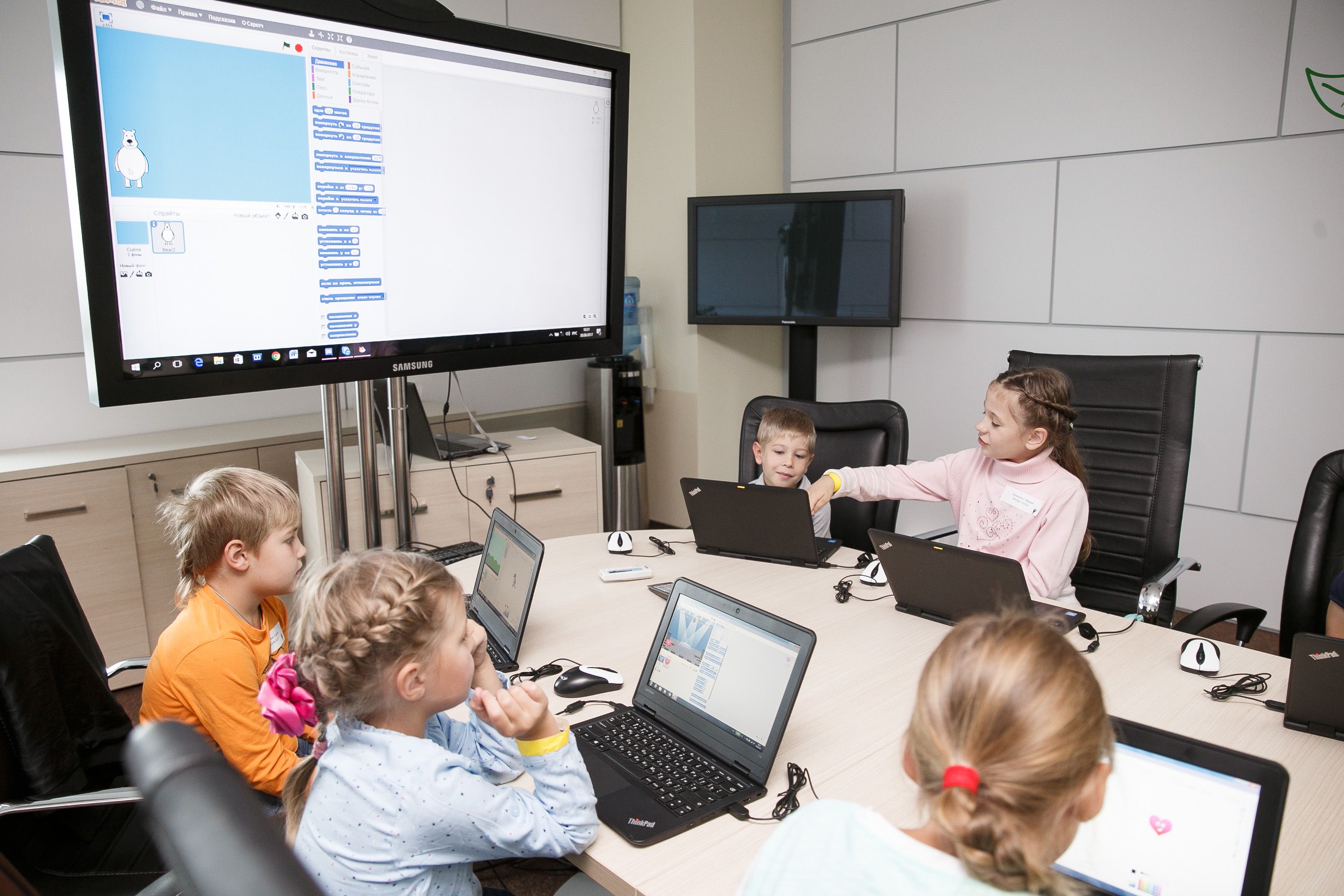 Школа программирования для школьников. Компьютер в школе. Компьютерные классы с детьми. Занятия по программированию. Школа программирования для детей.