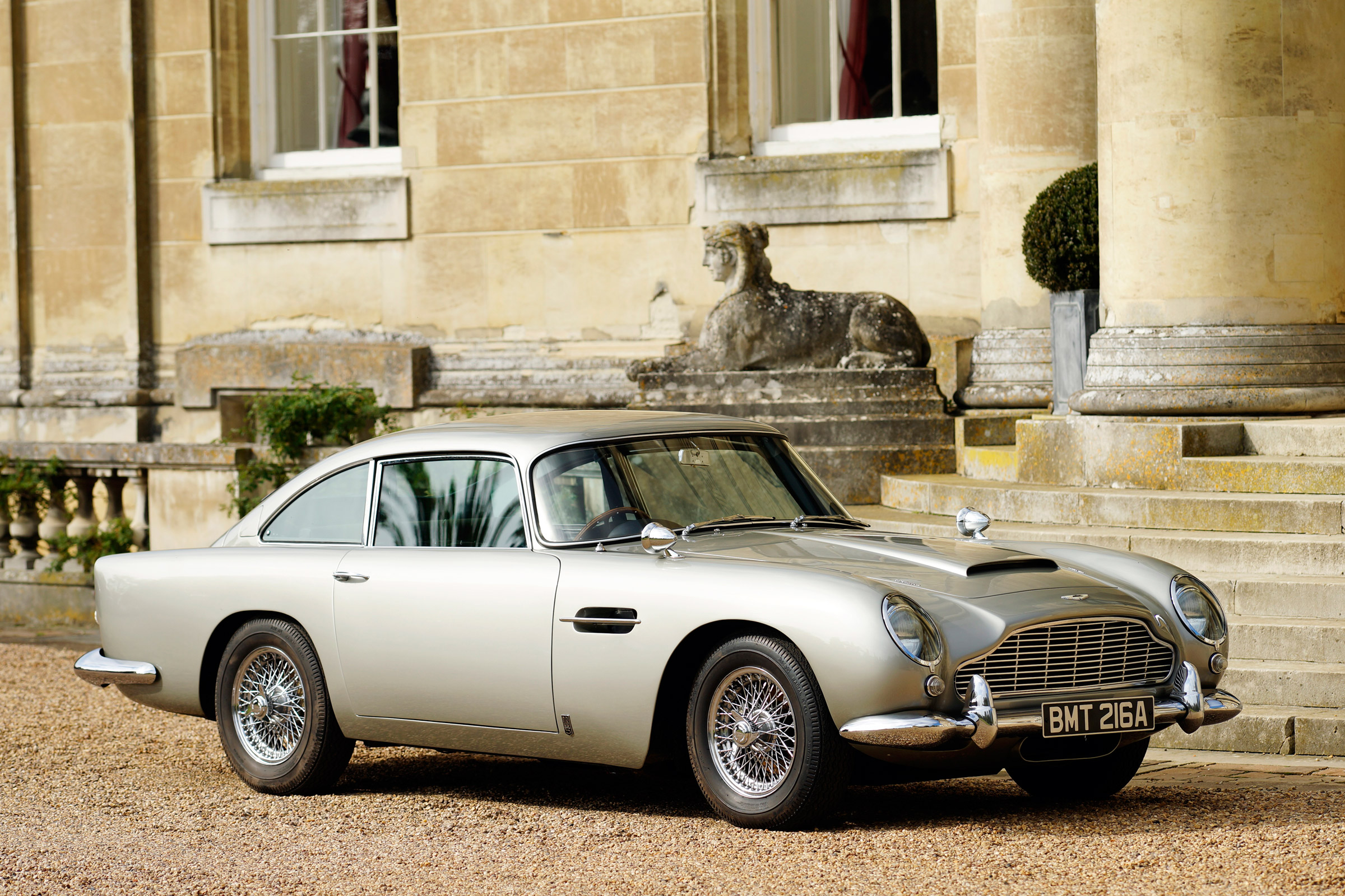 James bond 5. Астон Мартин дб5. Астон Мартин дб5 1963. Aston Martin db5 Джеймса Бонда. Aston Martin db5 автомобиль Джеймса Бонда.