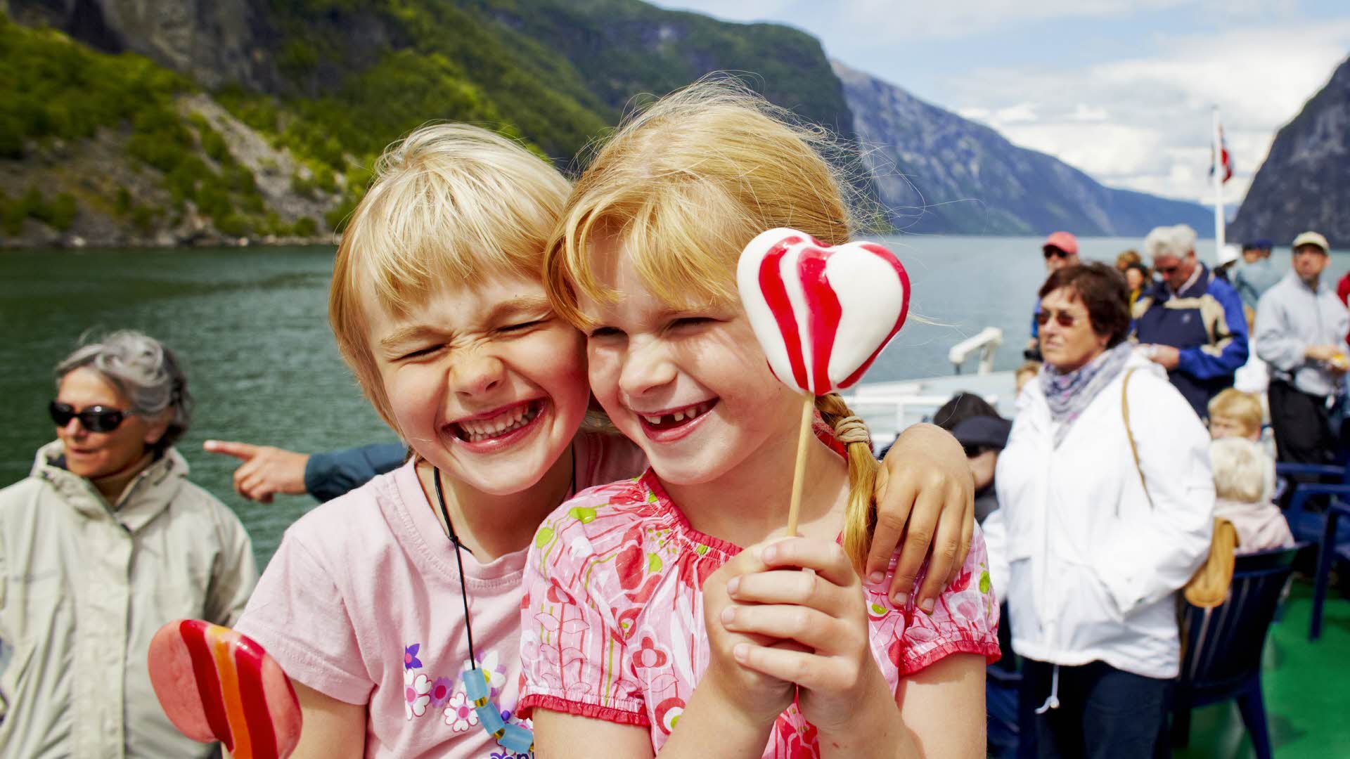 Включи норвегию. Норвегия люди. Норвежские дети. Традиции Норвегии. Счастливые норвежцы.