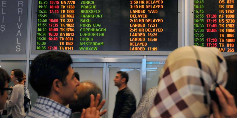 Стамбул аэропорт табло прилета на сегодня русском. Табло вылета Стамбул новый аэропорт. Аэропорт Стамбула табло. Вылет в Стамбул. Информационное табло в аэропорту.