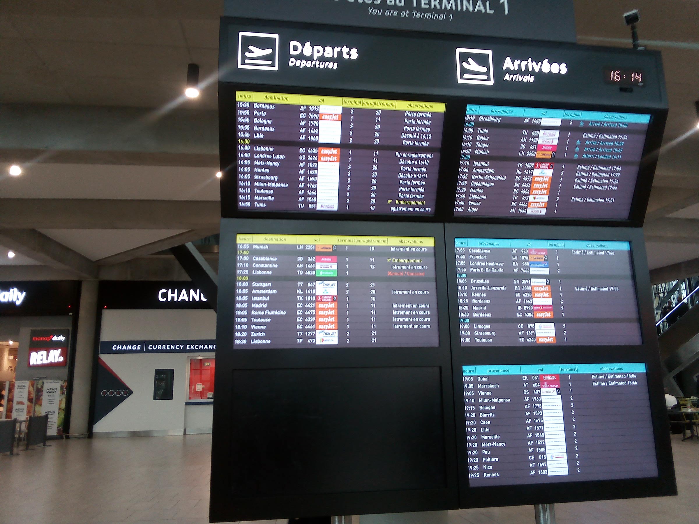 Аэропорт жуковский табло вылета на сегодня международные. Табло аэропорт Белград. Табло Шереметьево. Аэропорт Вантаа терминал вылета табло.