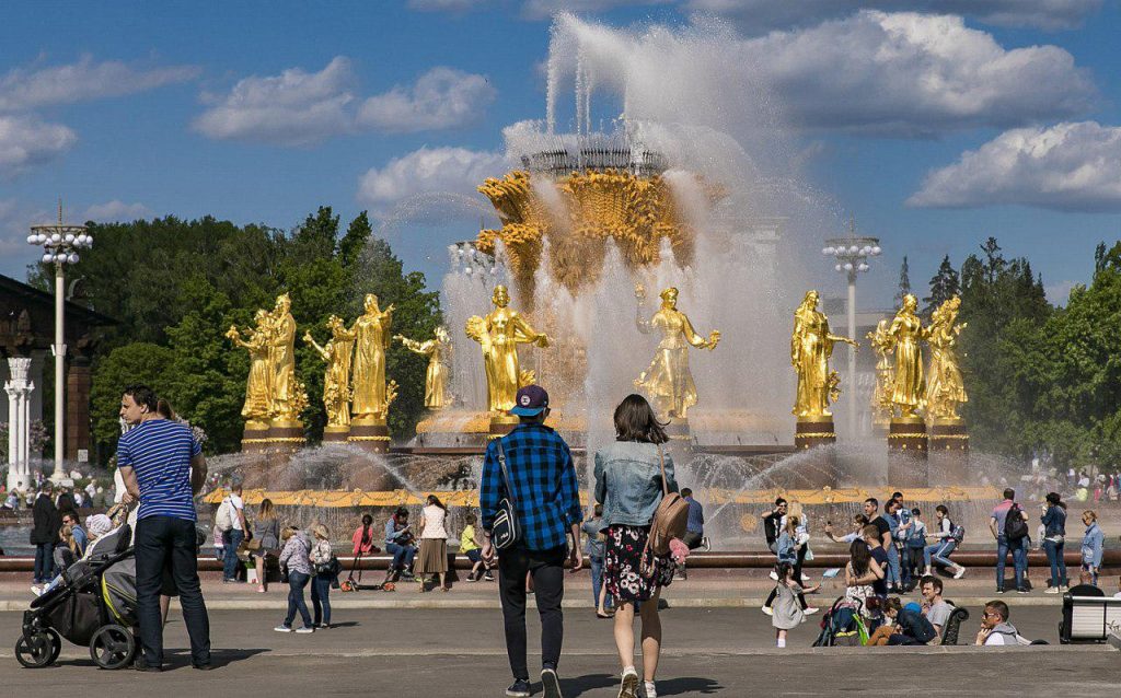 Вднх туризм. ВДНХ Москва 2019. Долина ВДНХ. Кеонамарио ВДНХ. ВДНХ люди.