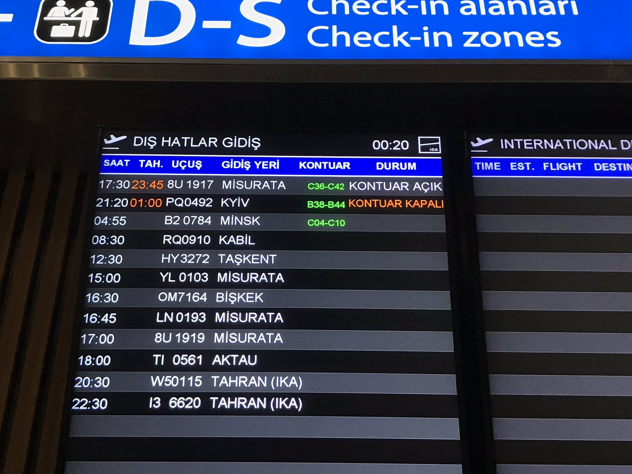 Турция аэропорт анталия табло вылета. Табло вылетов стамбульского аэропорта. Аэропорт Анталья табло. Табло в аэропорту Турции. Аэропорт Стамбула табло.