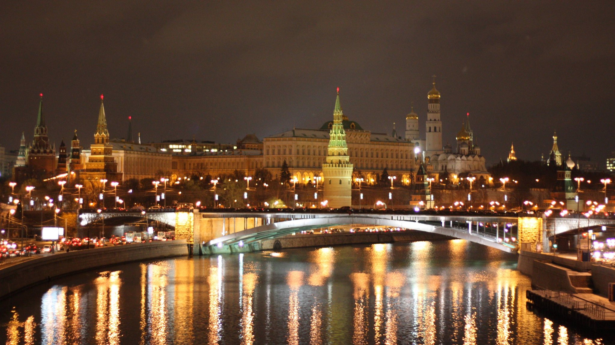 Кремлевская набережная Москва ночью