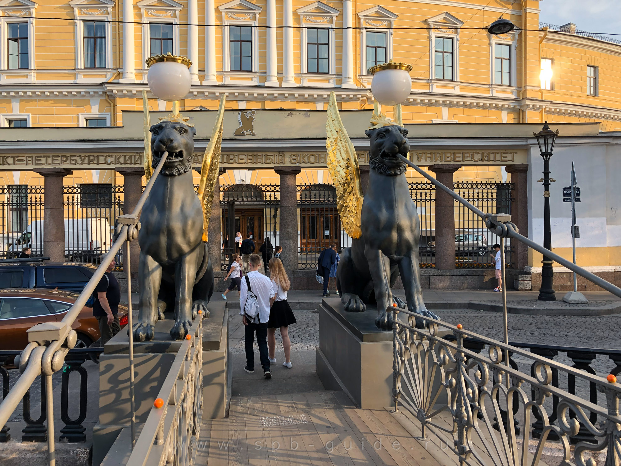 Грифоны в Санкт-Петербурге на банковском мосту