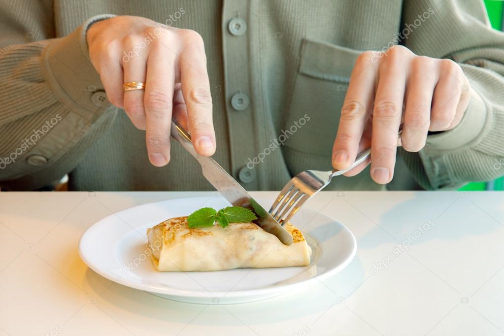 Есть мясо с ножа. Еда с вилкой и ножом. Нож-вилка. Ест вилкой и ножом. За столом с вилкой и ножом.