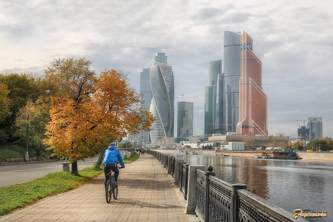 35 фото москва. Парк около Москва Сити. Москва Сити набережная парк. Осенняя Москва Сити. Парк напротив Москва Сити.