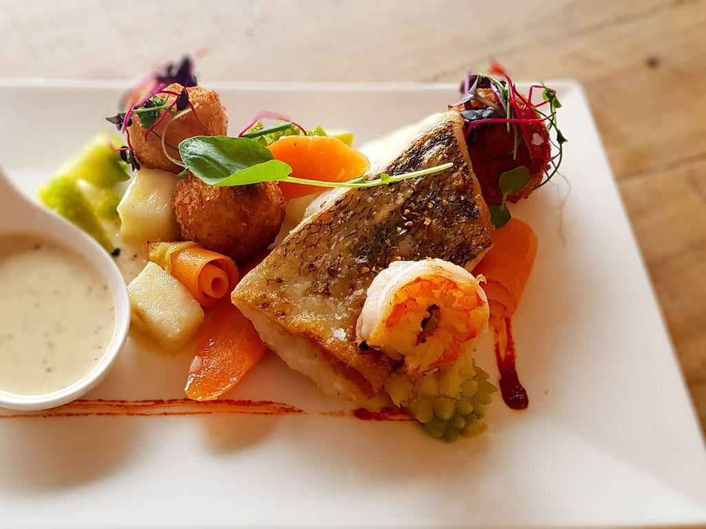 Рыбный этикет. Рыбная вилка и нож. Этикета на рыбу. Ресторанные соуса к рыбе. Есть рыбу по этикету.