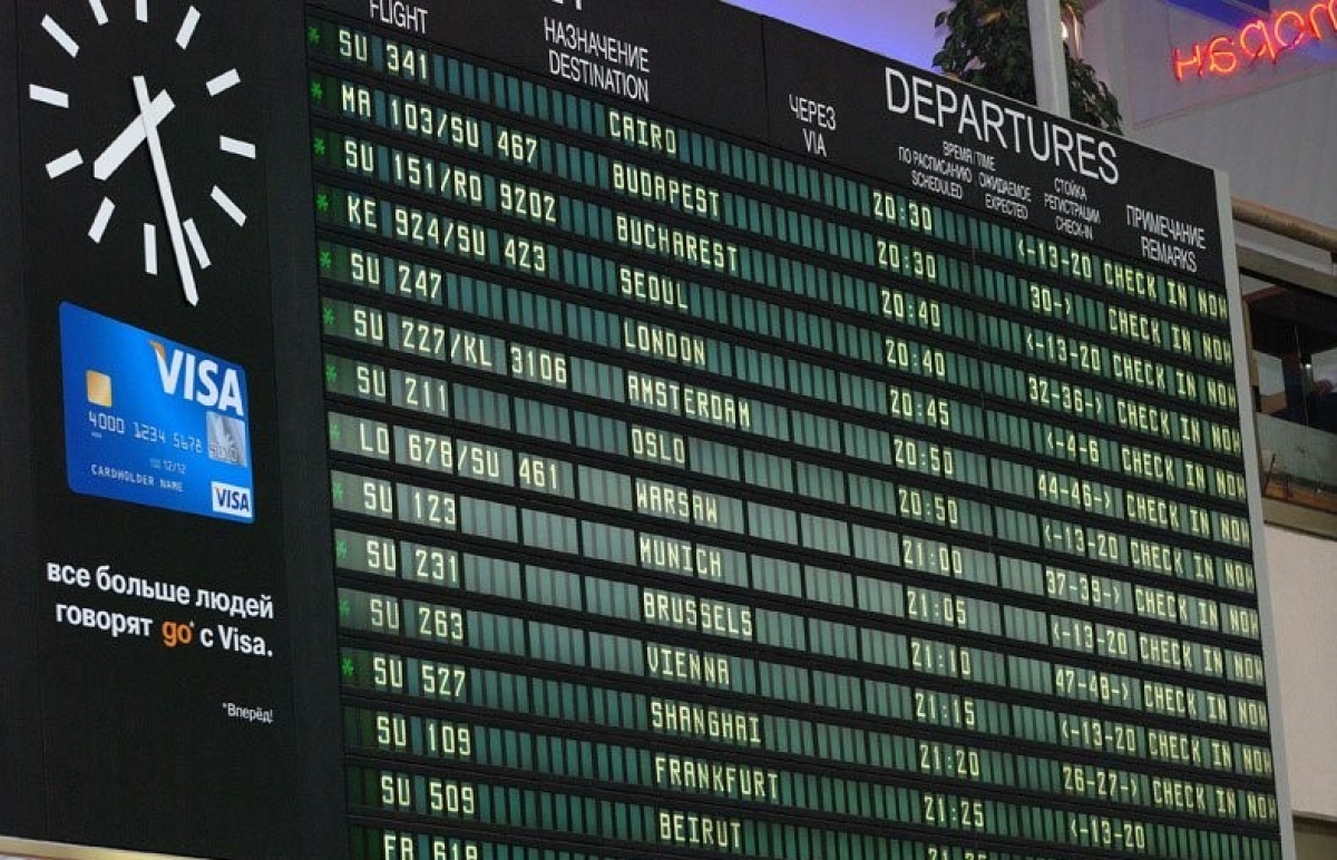Рейс в тайланд из москвы шереметьево. Табло в самолете. Информационное табло в аэропорту. Табло в аэропорту фото. Табло самолетов в аэропорту.